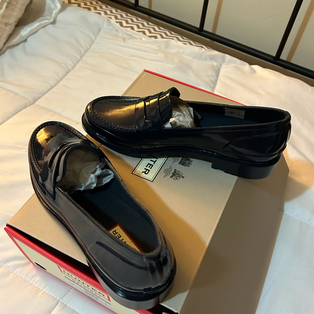 Brand new Women’s Hunter Original Navy Blue Penny loafers size 9 new in box